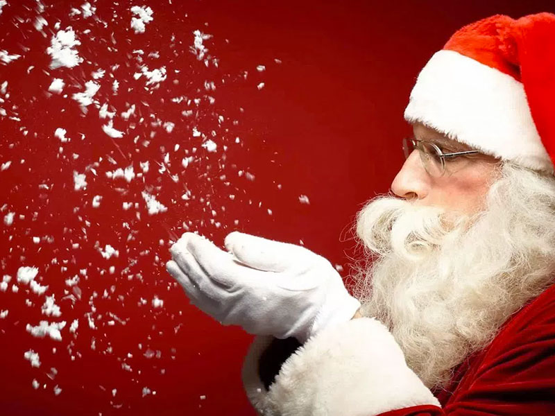 SUGGESTIVA CALATA DALL’ALTO DI BABBO NATALE: IL MAGICO EVENTO A MILANO E COMANO