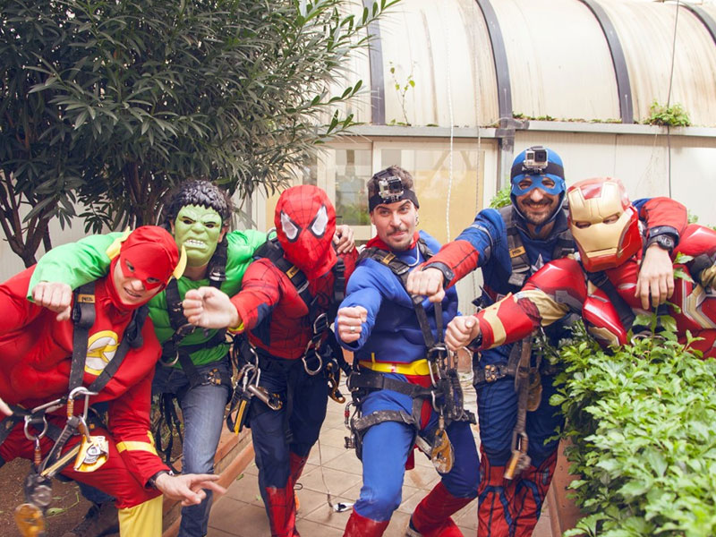 I MURATORI ACROBATI DIVENTANO SUPEREROI PER PORTARE GIOIA AI BAMBINI DI PALERMO