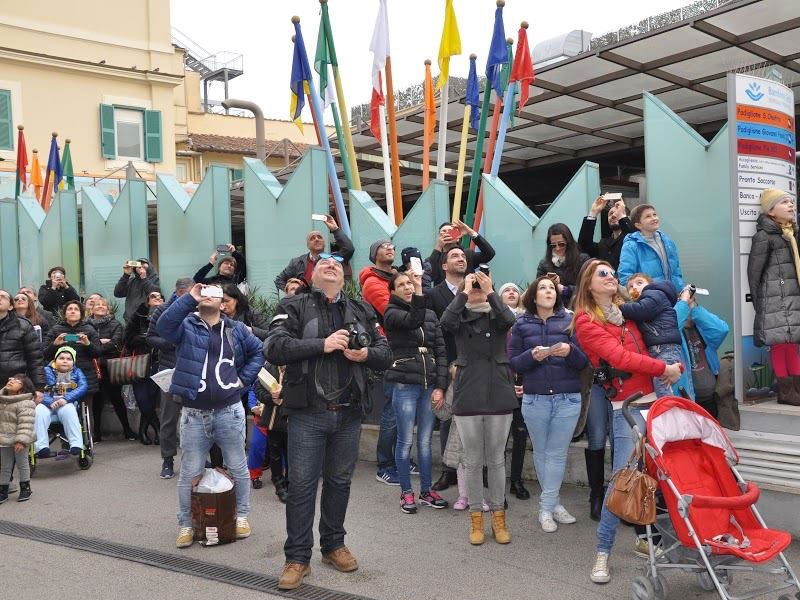 FOTO E VIDEO DEI SUPEREROI ACROBATICI A ROMA AL BAMBIN GESÙ