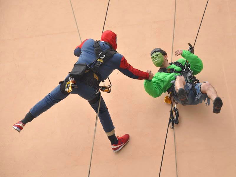 MURATORI ACROBATICI SUPEREROI IN TOUR PER REGALARE SORRISI