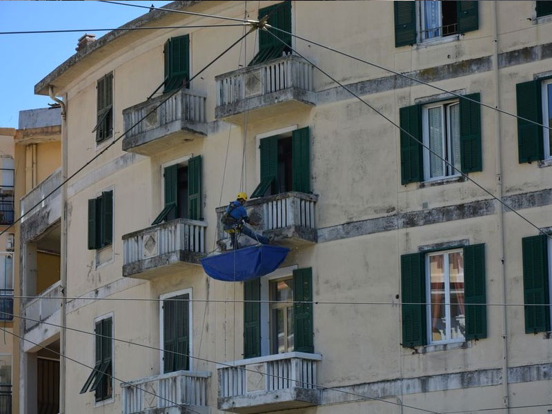 GLI OPERAI MURATORI ACROBATICI QUALIFICATI DI EDILIZIACROBATICA®