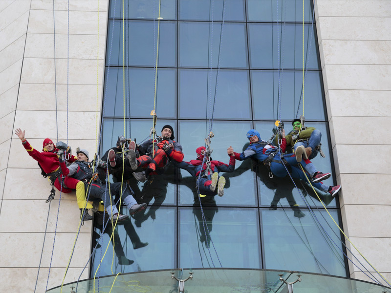 SORPRESA ACROBATICA PER I PICCOLI PAZIENTI DEL GASLINI DI GENOVA