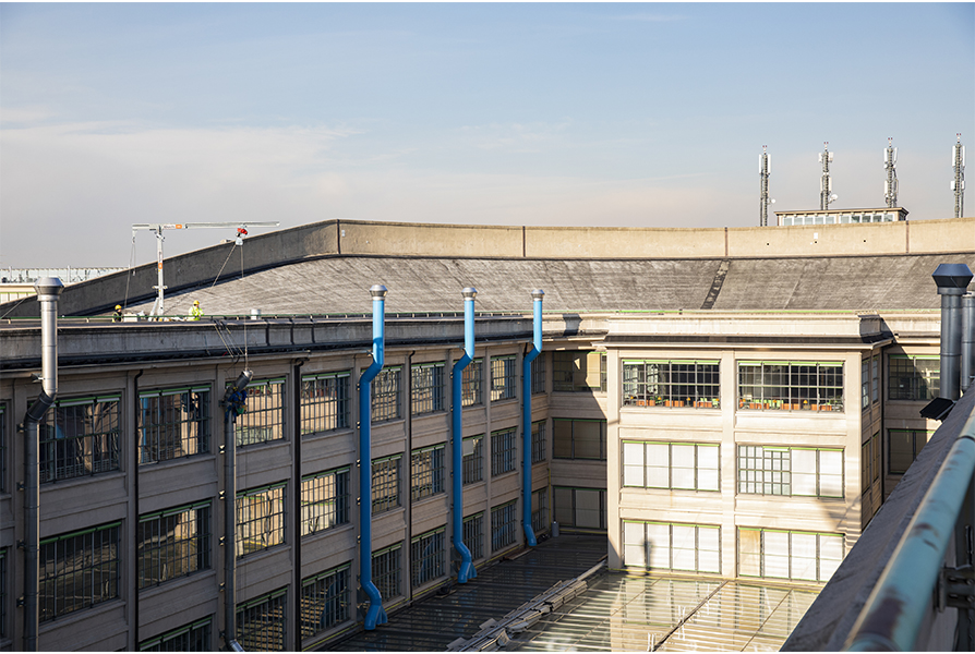 Installazione canne fumarie sul complesso del Lingotto a Torino.