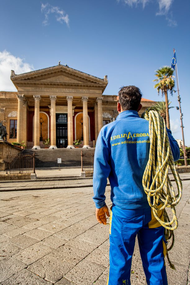 Intervento di pulizia gronde al Teatro Massimo di Palermo